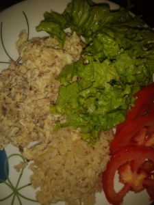 Salada de alface e tomate + omelete de sardinha + arroz integral